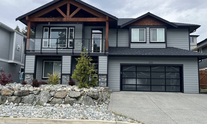 Regional District of Nanaimo House | Hot tub, Pet Friendly + Monthly Discounts! Trails Nearby!n
