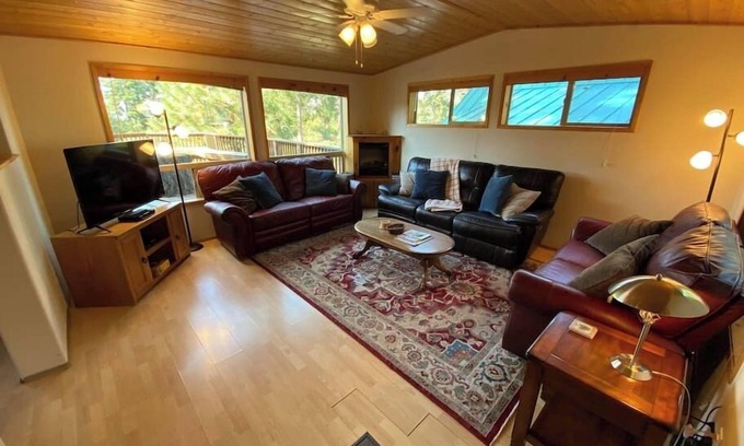 Ashland Cabin | Hot Tub! Quiet Comfy Cabin at Hyatt Lake 44