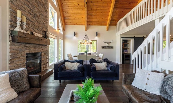 East Kootenay Ski Chalet | Hot Tub | Ski In | 10 Min Walk to the Lifts