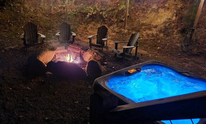 Whittier Cabin | Hot Tub! Sleeps 5! Dog friendly w/View. Near Polar Express, WCU, Casino