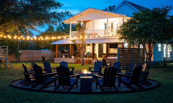Glen Rose House | Hot Tub, Speakeasy, Tree House, Arcade Games, Outdoor Games, Fire pit, Farmstay