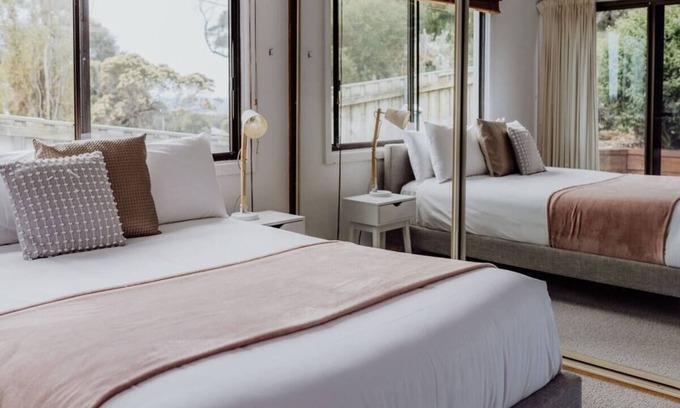 Bicheno Apartment | Hot Tub - Views of Redbill Beach