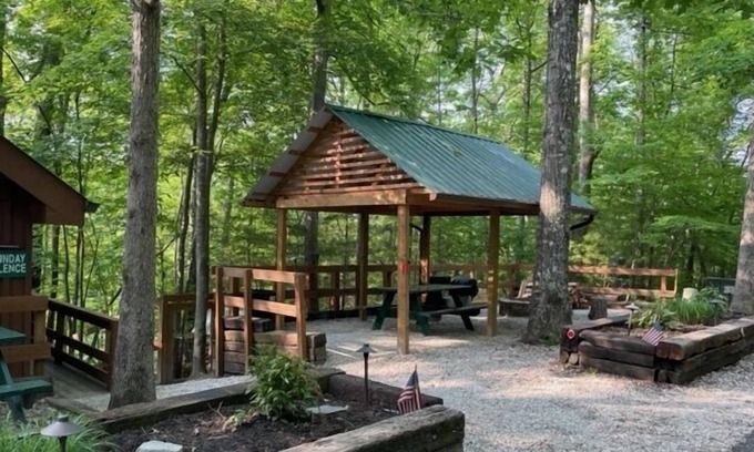 Zoe Cabin | Hot Tub, WiFi & Pets - Sunday Silence in Red River Gorge, KY!