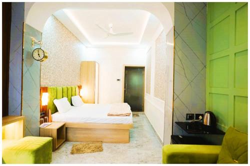 Lanka Hotel | Hotel Amba-Sadar Palace In Varanasi Fully AC Room