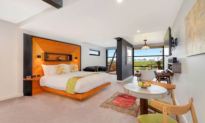 Tatachilla House | Hotel California Road at Inkwell Wines