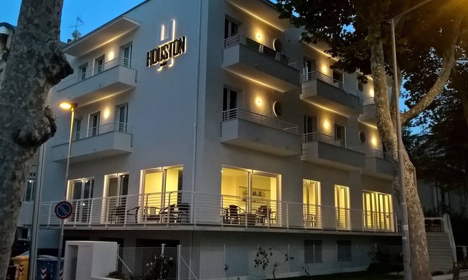 Rivabella Hotel | Hotel Houston Suites