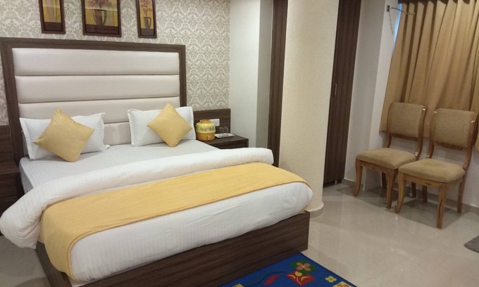 Navrangpura Hotel | Hotel Shobhna Palace by Sky Stays