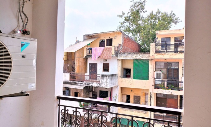 Jangpura Hotel | Hotel White Palace Nizamuddin Railway St