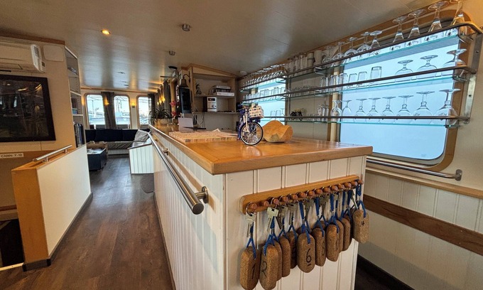 Amsterdam City Centre Hotel | Hotelboat Iris