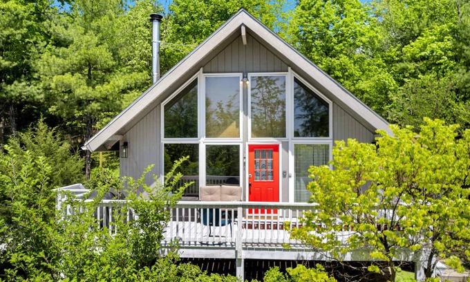 Mount Jackson Ski Chalet | HotTub, FirePit, Grill, Deck, Playset & WiFi