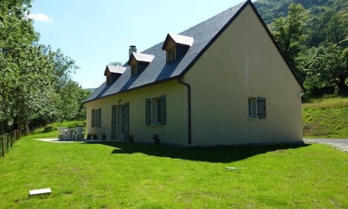 Chastel-sur-Murat House | House 4 to 12 people spacious and pleasant.