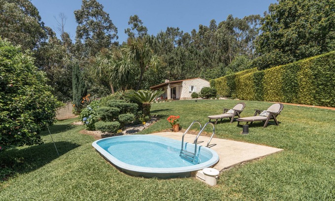 Boiro Cottage | House 7 minutes walk from the beach with garden and pool