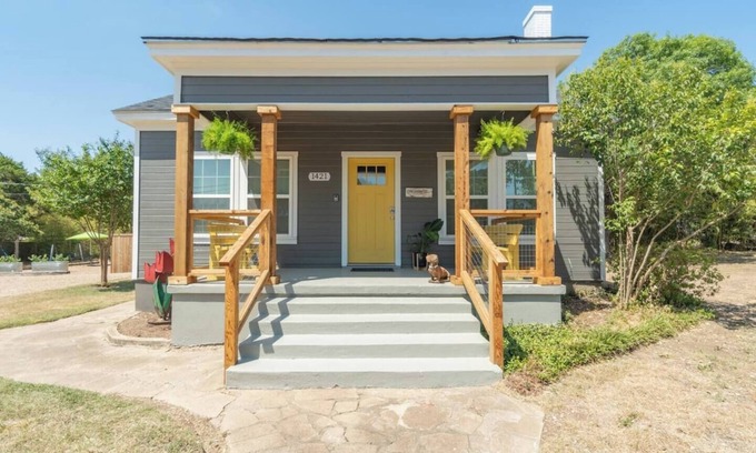 North Waco House | House and Bungalow with Sunny Courtyard