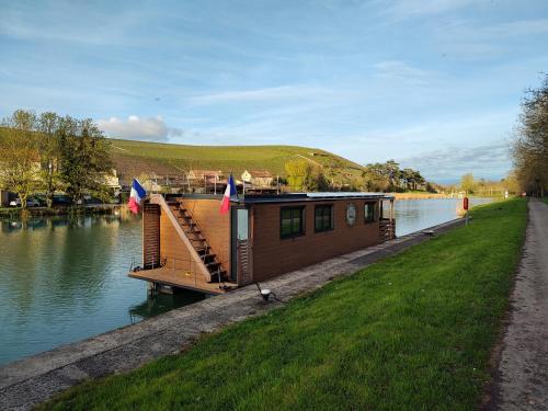 Mareuil-sur-Ay Boat Rental | House Boat avec SPA naviguant en Champagne