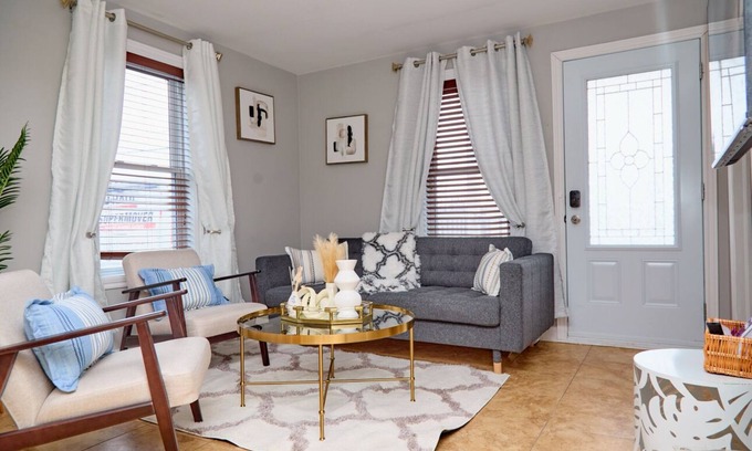 Saint-Edmond House | House7bedrooms |3salons|Private garden |14pers |Beautiful decor|35min Montréal✈️