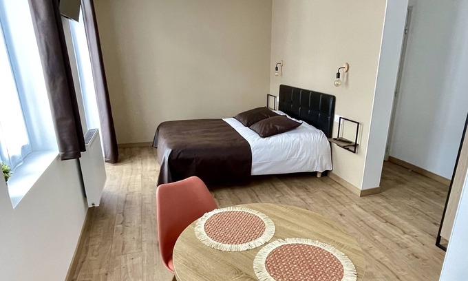 Lens House | House-Executive-Ensuite-Balcony-1er étage