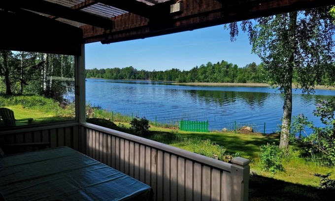 Solnehult House | House for 4 pers.; close to the lake; 10 min. to Vimmerby; sauna; fireplace; rowing boat.