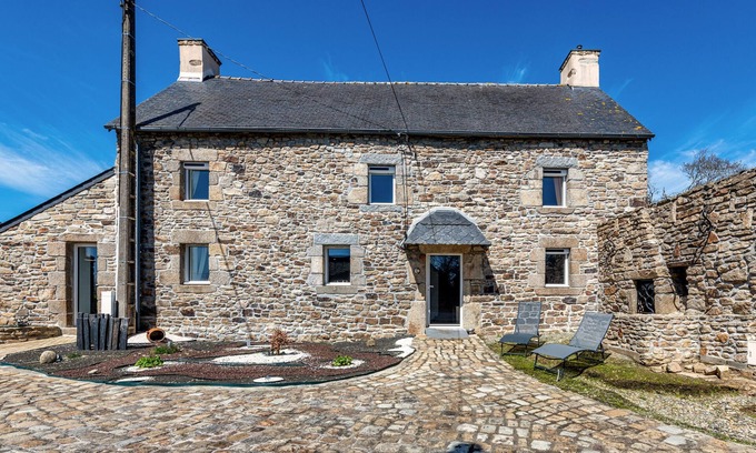 Guilers House | House 'Gite 8 Pers Au Calme - 9kms Beaches' with Shared Terrace, Private Garden and Wi-Fi