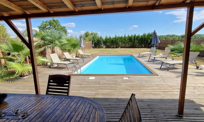 Medillac House | House has private pool