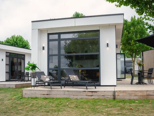 Maurik House | House in Arnhem with Rhine Views