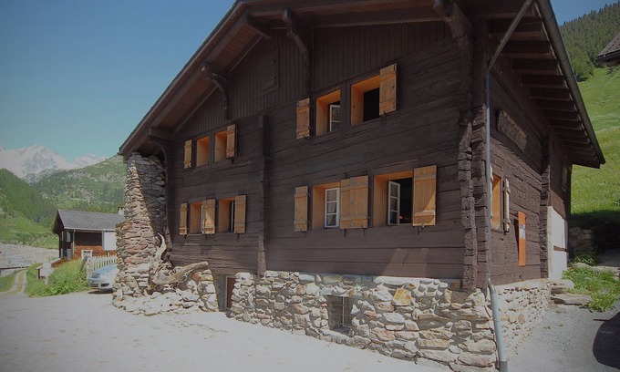 Wassen Ski Chalet | House in the middle of the Swiss Alps