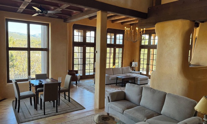 Vista Encantada House | House in very close proximity to SF mountains where you can see the forest areas in great detail, 4 min drive to downtown SF plaza for great New Mexican food. Popular activities in SF is hiking , mountain biking in the summer, skiing & snowboarding.