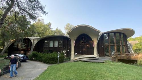 Lansing Bed & Breakfast | HOUSE Of THE FUTURE IN THE WOODS OF WEST LANSING