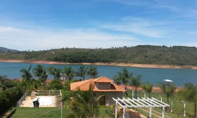 Guape House | House on the edge of the dam