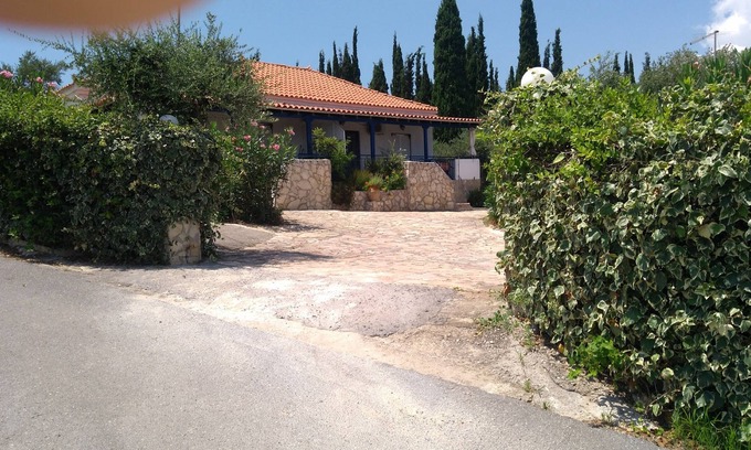 Kompi House | House Takis Haikos 2 two minutes walk to the beach Peroulia
