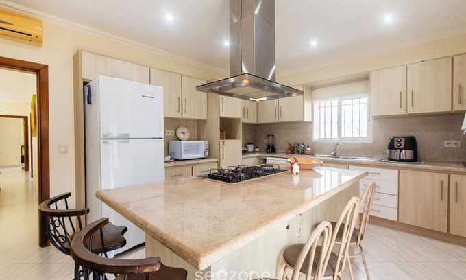 Taperapua Beach Ski Chalet | House w/Pool 350 m From Taperapuan Beach Rud0047