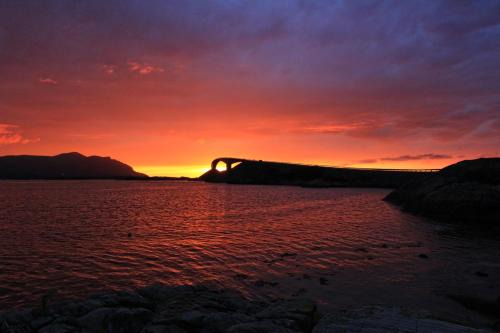 Eide House | House with lake view near Atlantic road