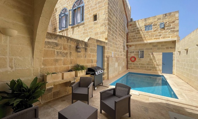 Nadur House | House with pool for 10 persons, central yet quiet area