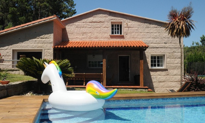 O Grove House | House with pool next to the beach