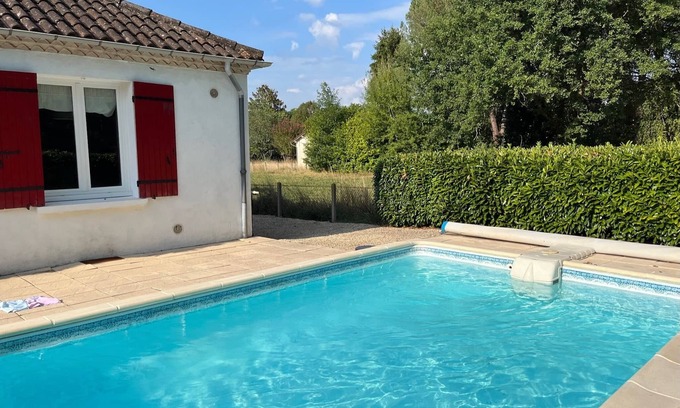 Tremolat House | House with private pool and garden near the river.