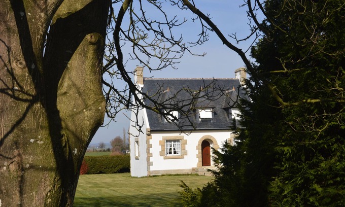 Gouezec House | House with spacious garden and open views over the countryside.