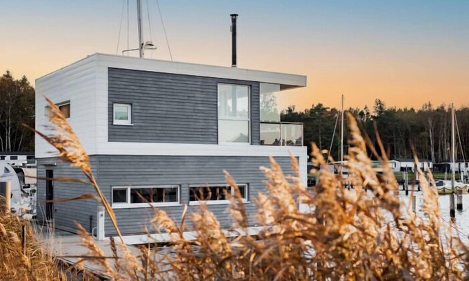 Peenemuende Boat Rental | Houseboat in Peenemünde marina pearl