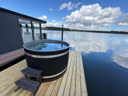 Middelaar House | Houseboat Mookerplas met Hottub