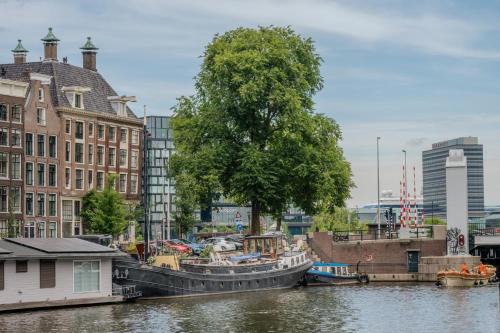 Nieuwmarkt en Lastage Bed & Breakfast | Houseboat Reussi