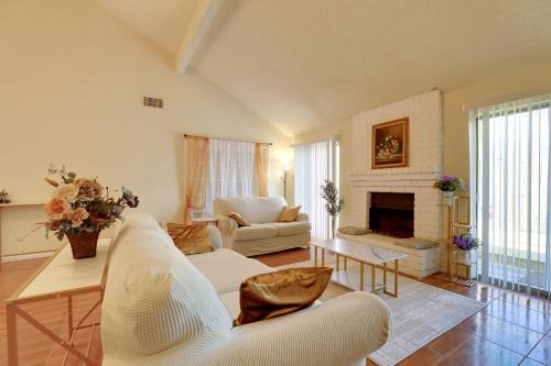 Stafford House | Houston Area Home with Yard - 5 Mi to Sugar Lakes!