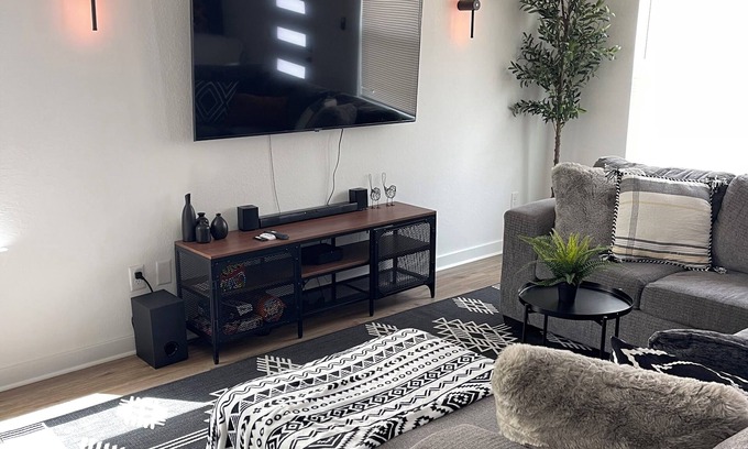 Northside House | Houston Charming 2-bedroom Cozy Townhome - Family-friendly