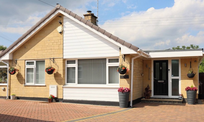 Pitchcombe Cottage | HOWARD COTTAGE, pet friendly, with a garden in Offenham