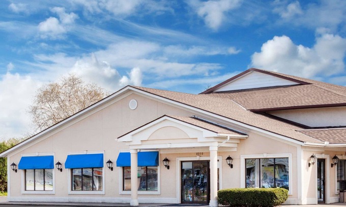 Niagara Falls Hotel | Howard Johnson by Wyndham Niagara Falls
