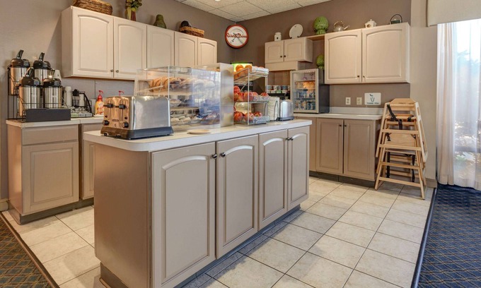 Hadley Hotel | Howard Johnson by Wyndham Amherst Hadley