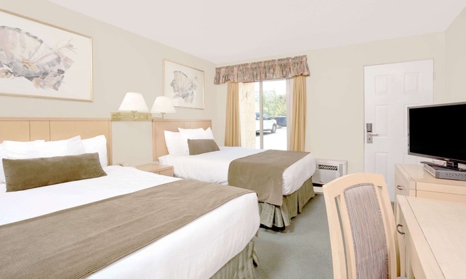 City Centre Hotel | Howard Johnson by Wyndham Downtown Kamloops