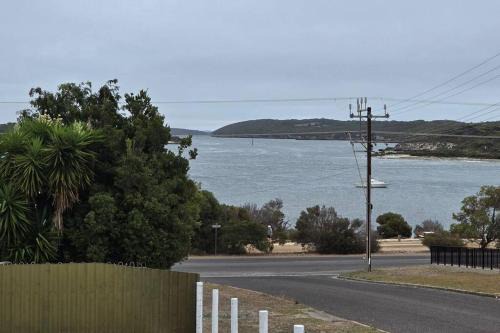 Lake Wangary House | Howsthaserenitee - 3BR house with bay views