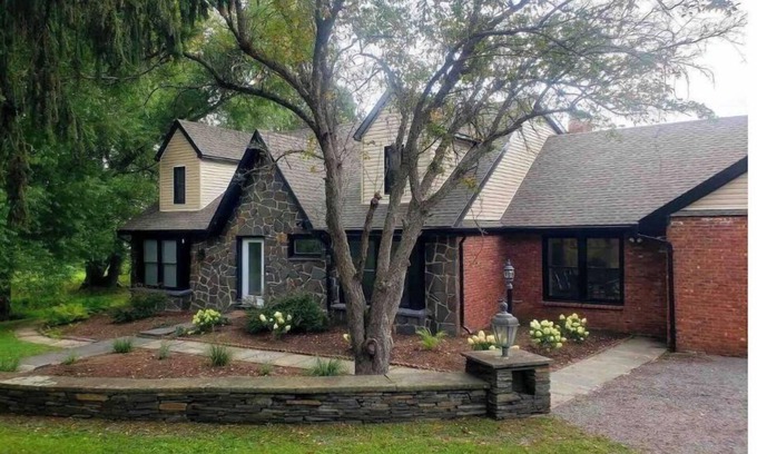 Mount Marion House | Hudson River views with pool and hot tub