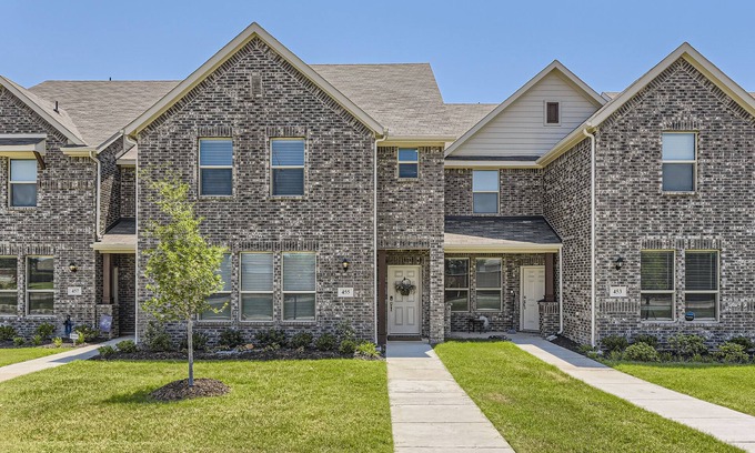 Crowley House | Huge & beautiful new townhome close to everything! Minutes to Fort Worth