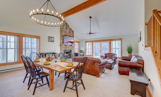 Tannersville Cabin | ⭐️ Huge Cabin 3min to Camelback + Hot Tub, Pool, Fireplace, Grill & Deck