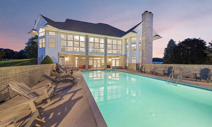 McHenry House | HUGE Crystal Lake 7 Acre Ranch w/Pool & Hot Tub