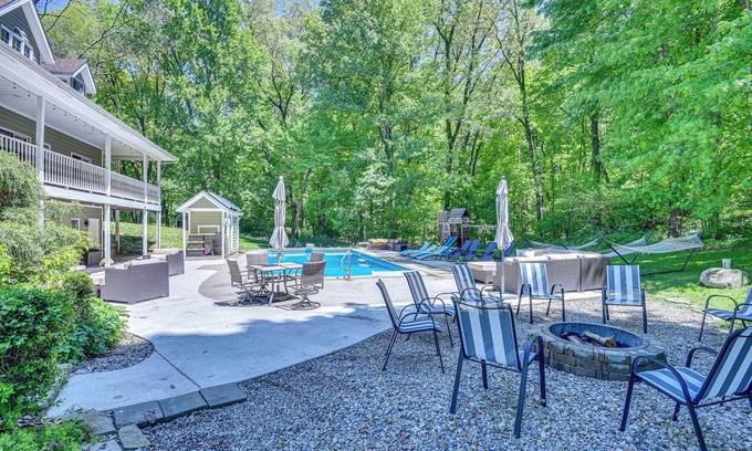 La Porte Cottage | Huge Family Home w/Pool - 13 Mi to Lake Michigan!